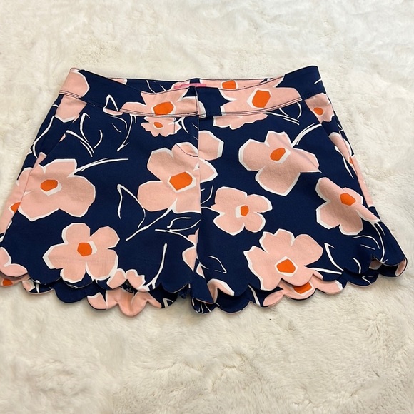 Isaac Mizrahi Pants - Issac Mizrahi shorts size 8 stretchy with scallop leg detail